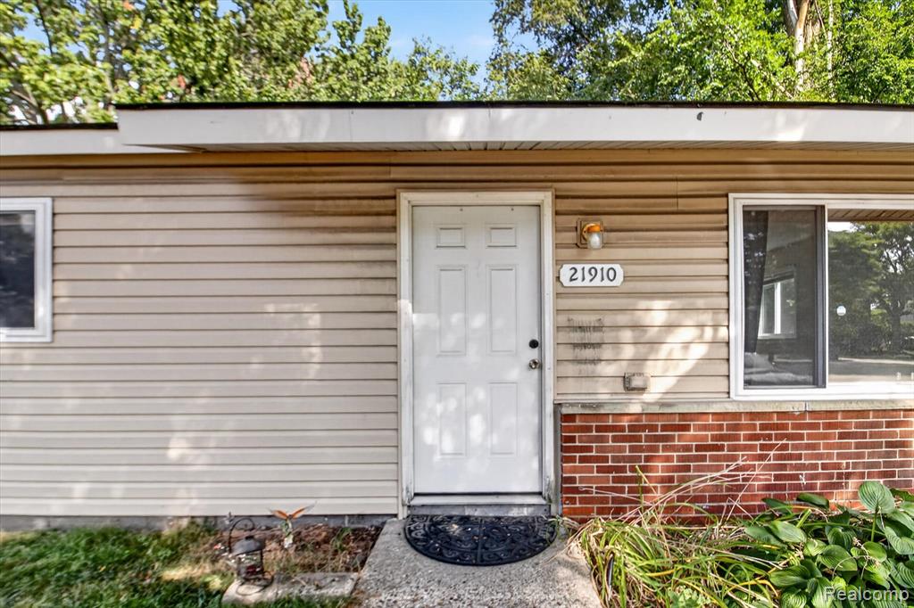 21910 Coolidge Hwy Property Photo 5