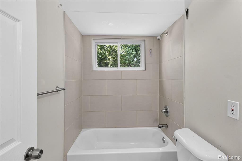 21910 Coolidge Hwy Property Photo 25