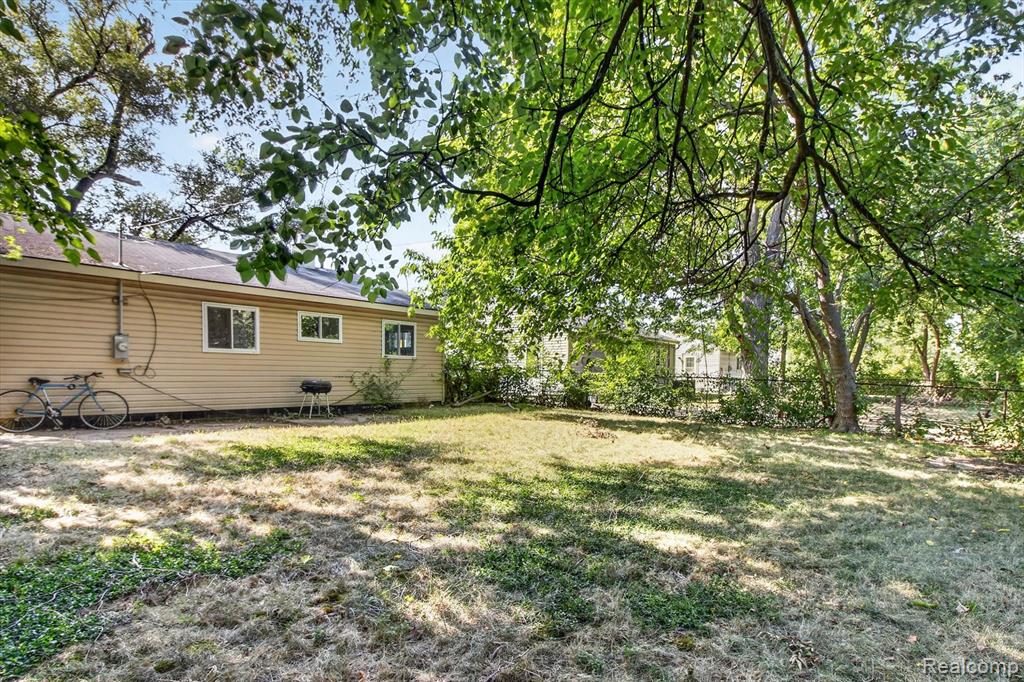 21910 Coolidge Hwy Property Photo 27