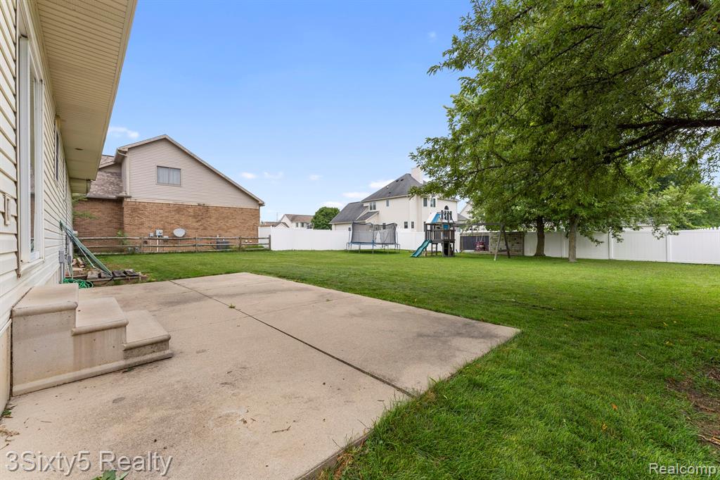 14392 Canterbury Lane Property Photo 29
