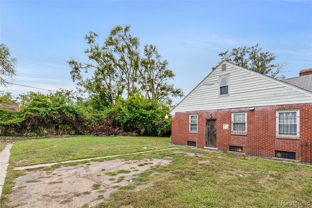 16537 Strathmoor Street Property Photo 6