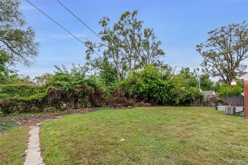 16537 Strathmoor Street Property Photo 9