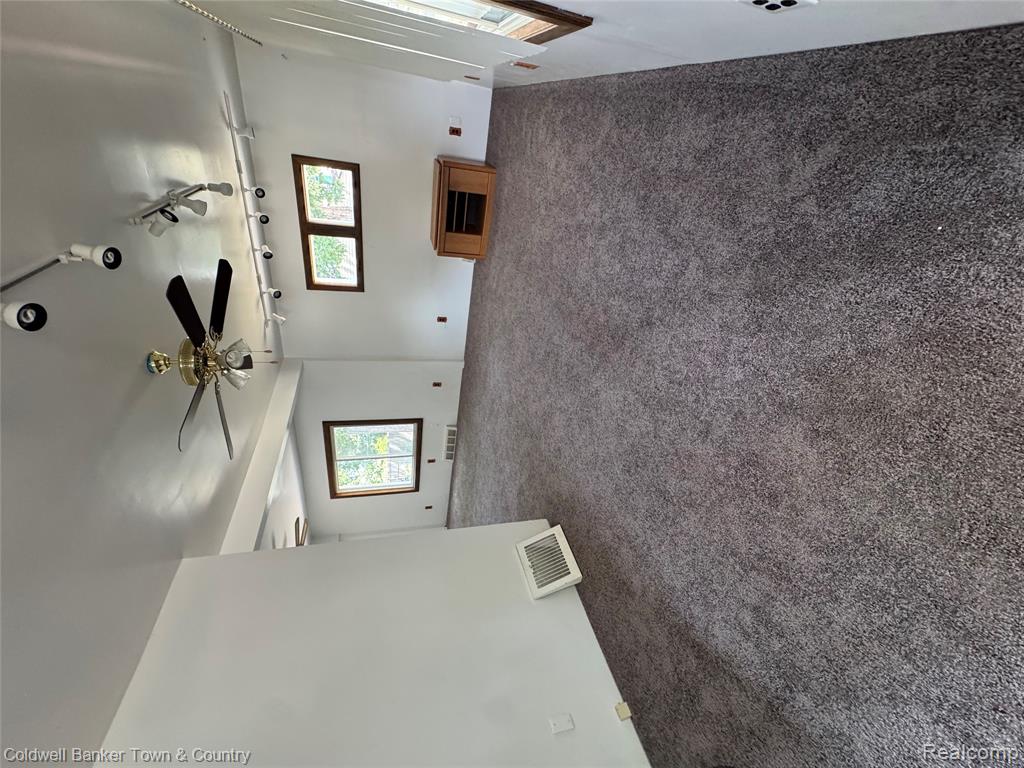 18647 Robert Street Property Photo 9