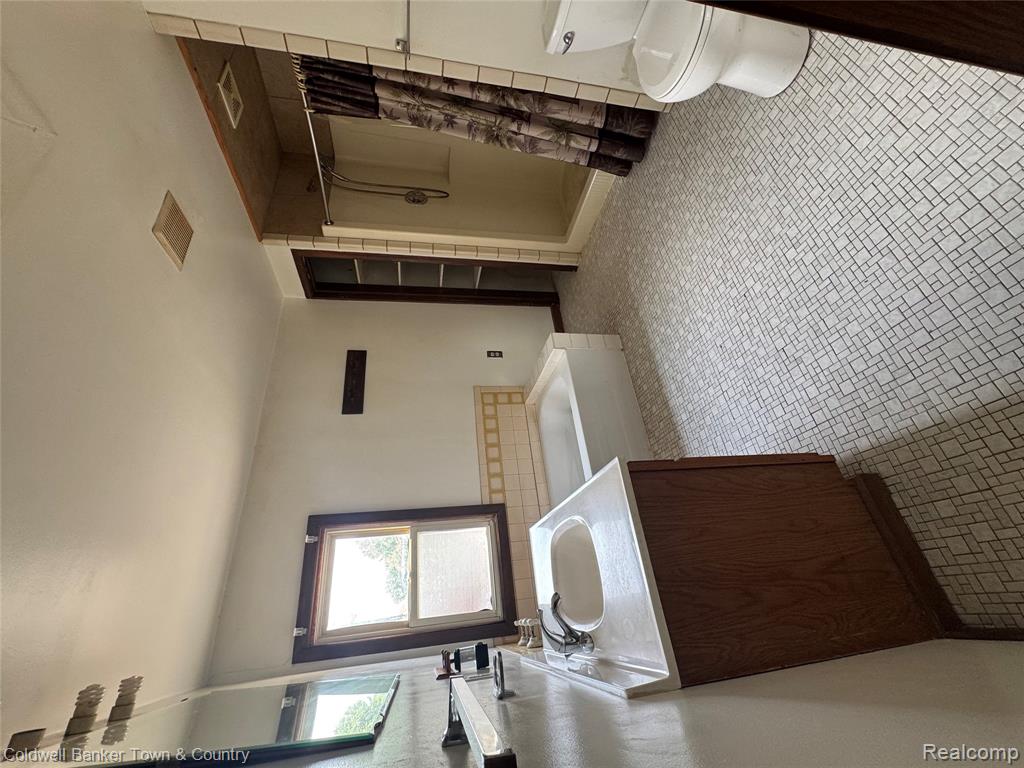 18647 Robert Street Property Photo 18