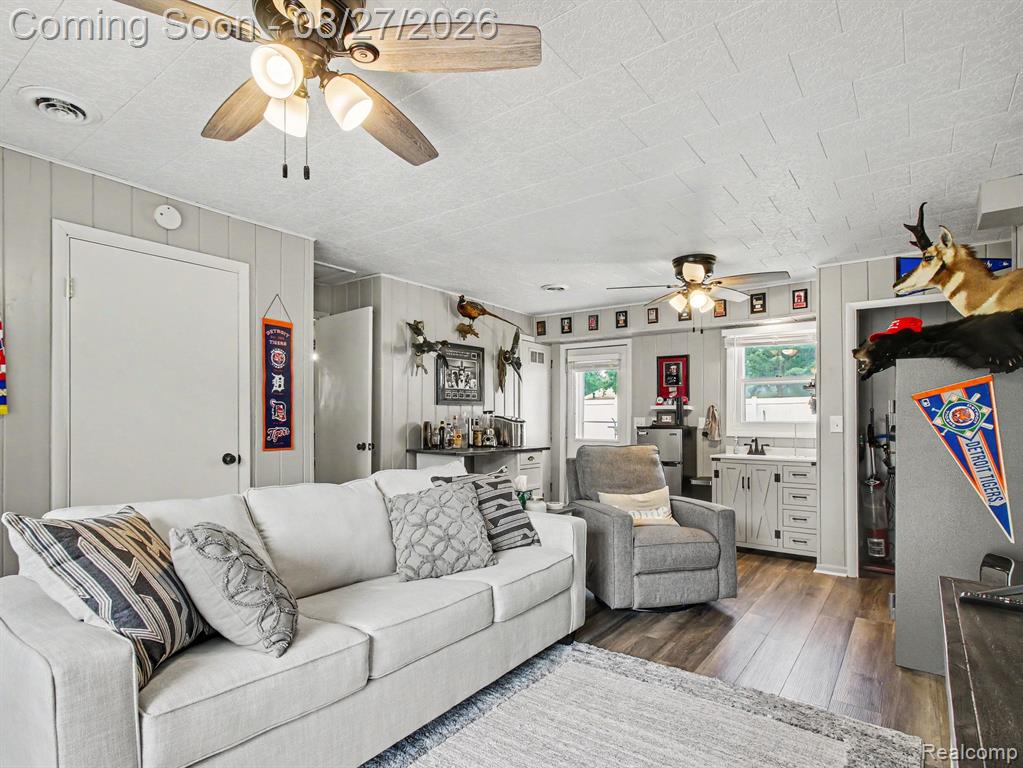 1717 Kennedy Road Property Photo 3