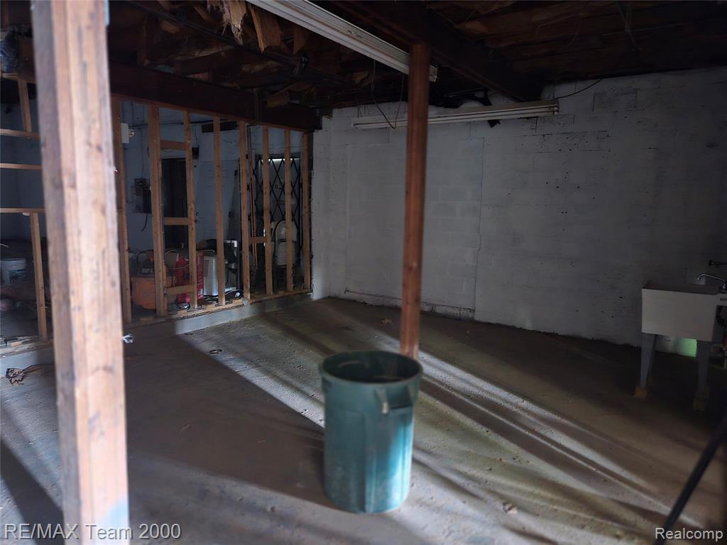 20741 Inkster Road Property Photo 4