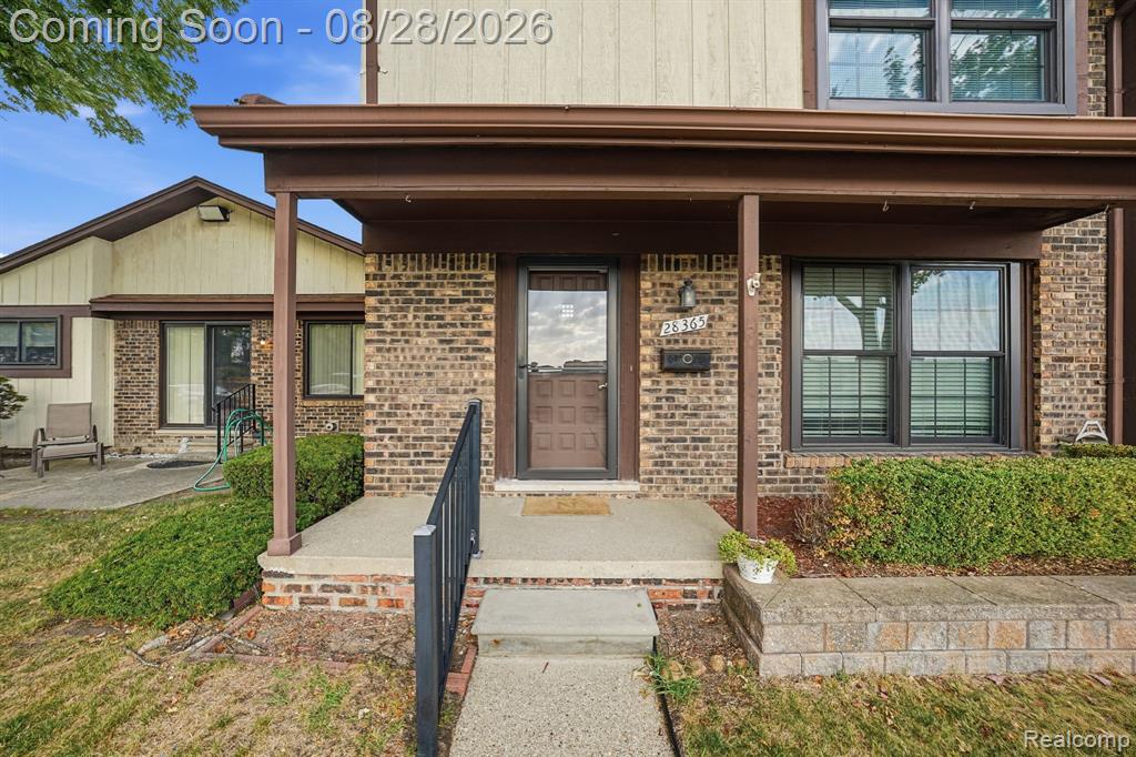 28365 Queens Court Property Photo 1