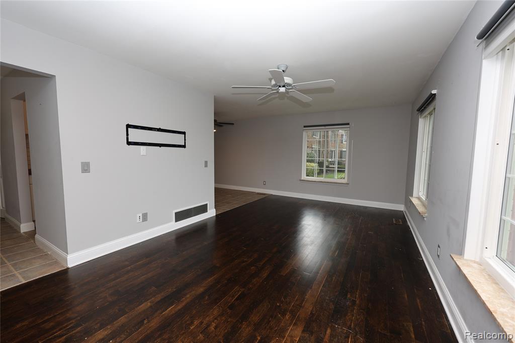 683 E Fox Hills Drive Property Photo 12