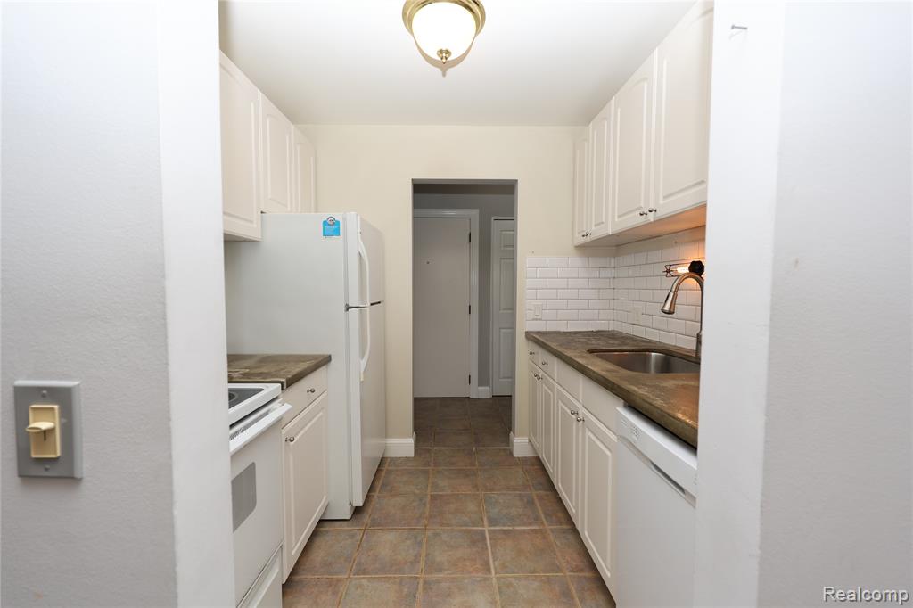 683 E Fox Hills Drive Property Photo 16