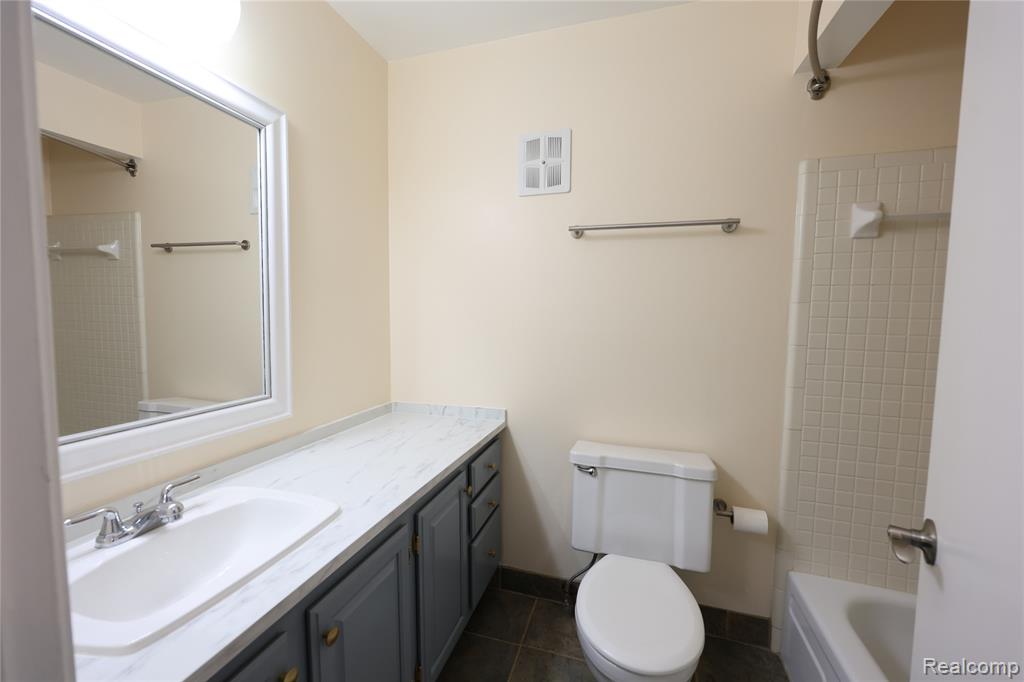 683 E Fox Hills Drive Property Photo 18