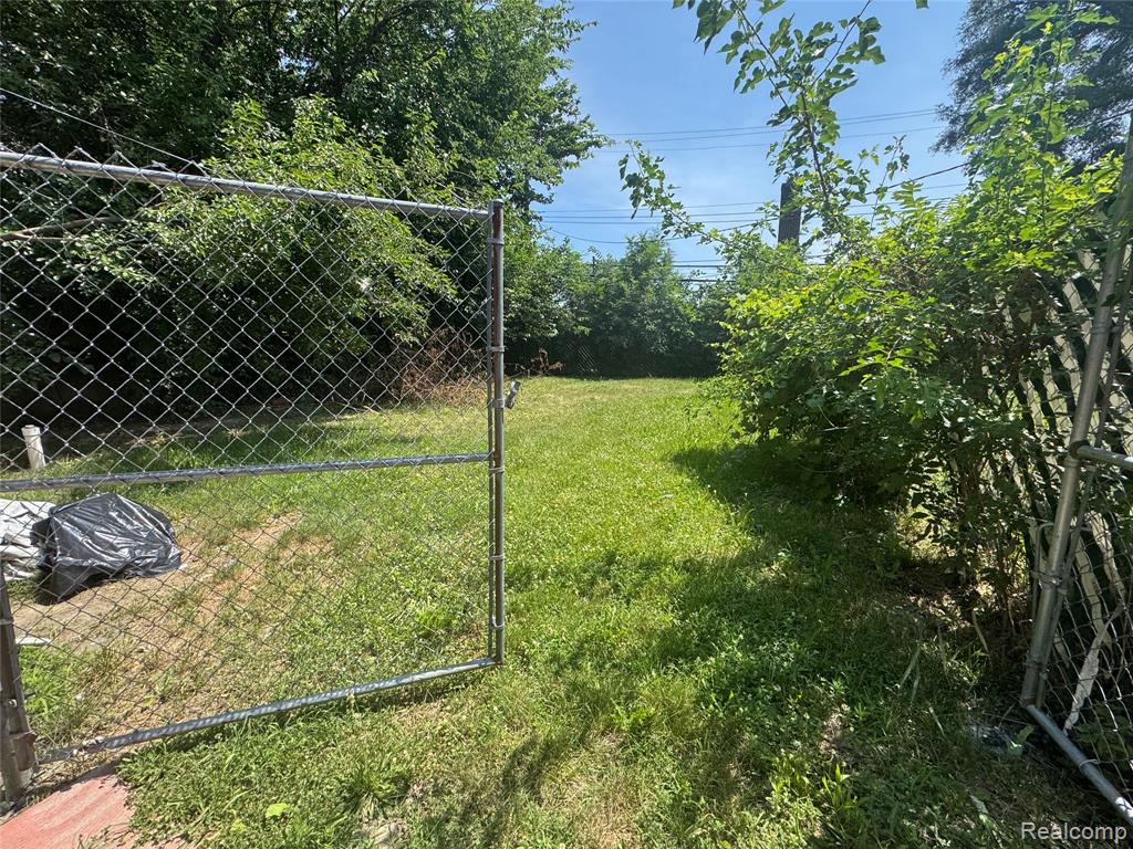 20452 Tracey Street Property Photo 14