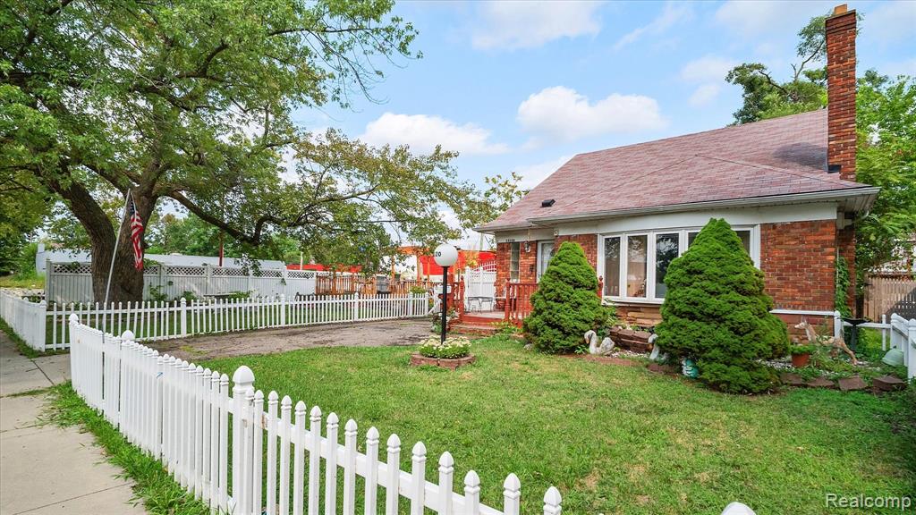 15120 Whitcomb Street Property Photo 3