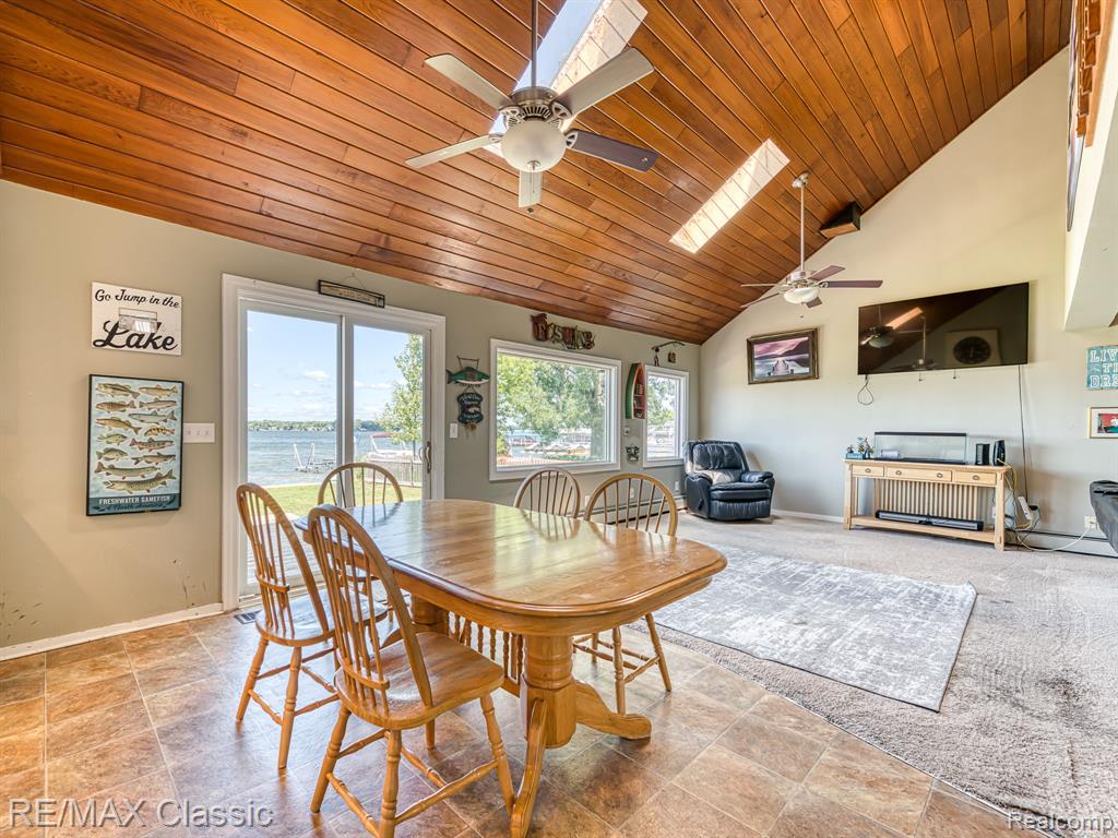 425 E Shore Drive Property Photo 3