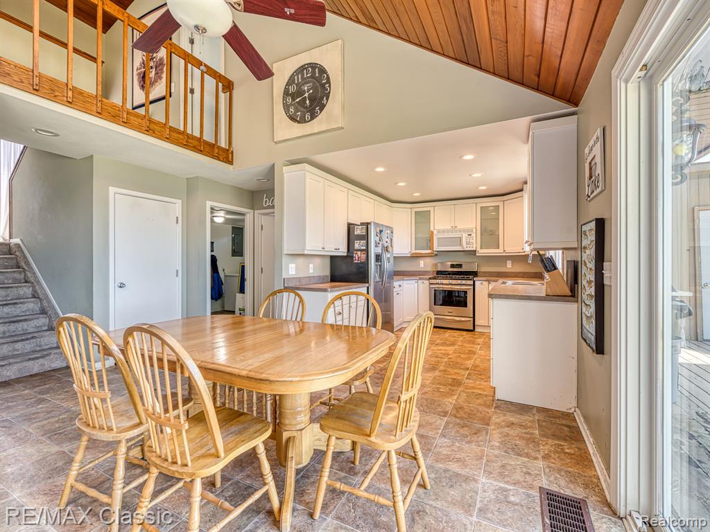 425 E Shore Drive Property Photo 5