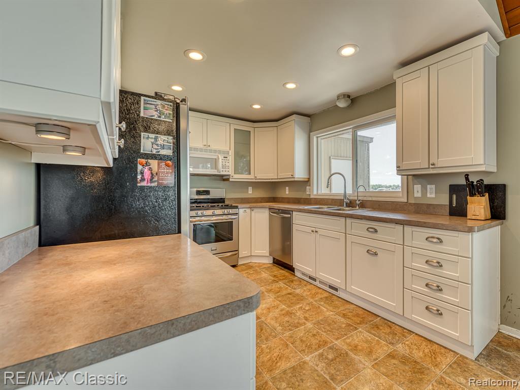 425 E Shore Drive Property Photo 6