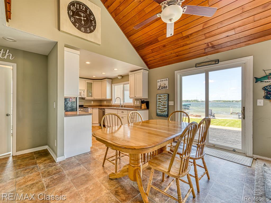 425 E Shore Drive Property Photo 8