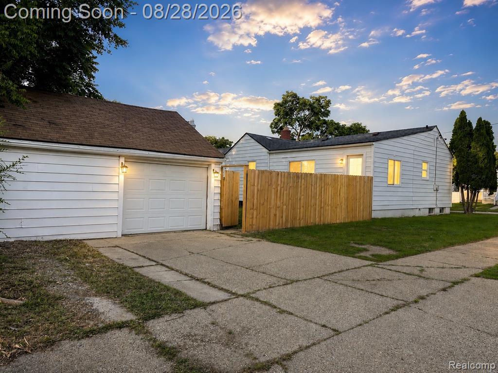 948 Hubbard Avenue Property Photo 3