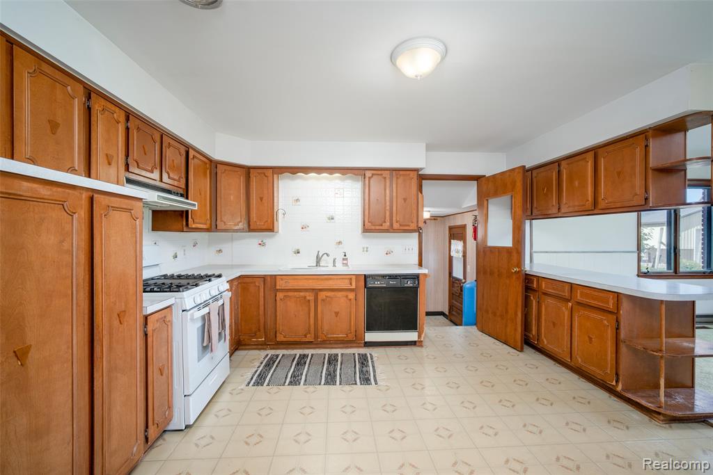 8728 Rynn Road Property Photo 8