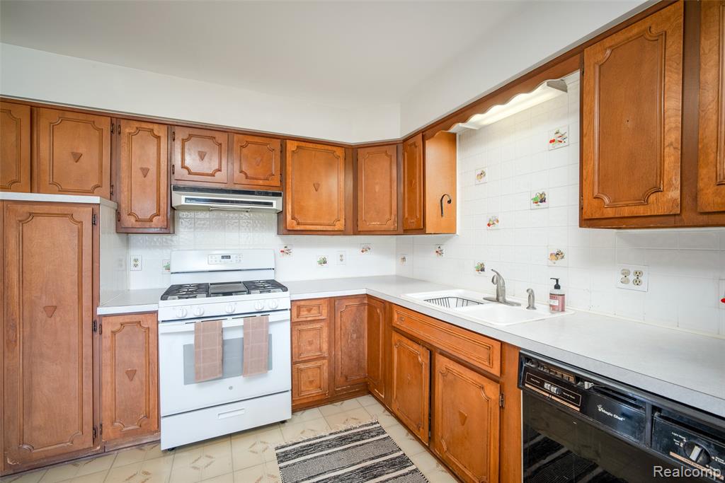 8728 Rynn Road Property Photo 9