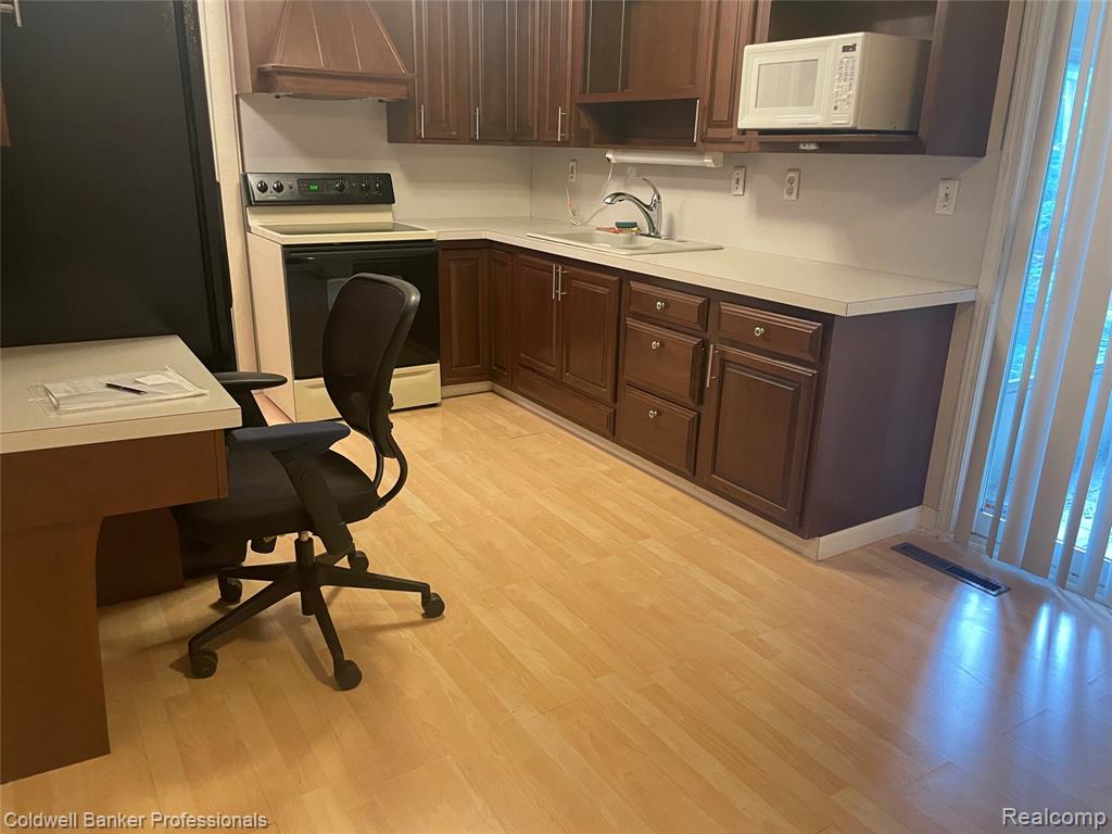 1961 Laurel Oak Drive Property Photo 2