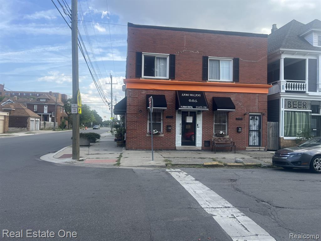 2460 N Florian Street Property Photo 2