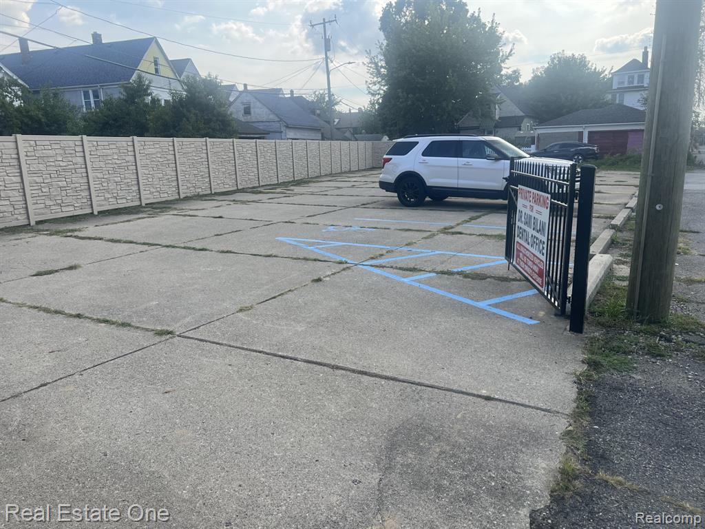 2460 N Florian Street Property Photo 6