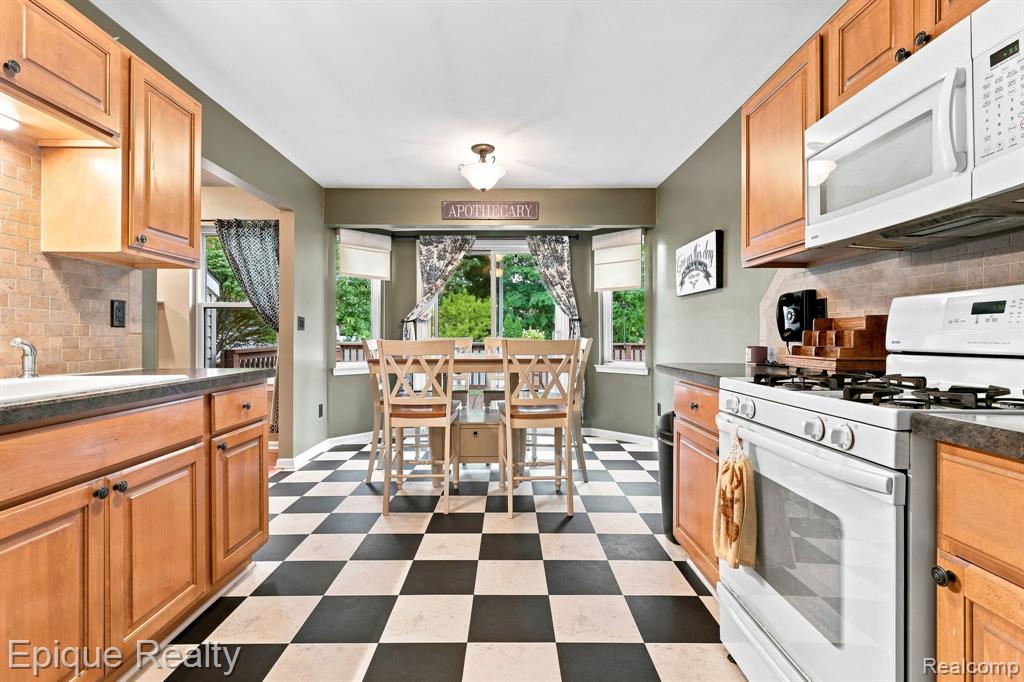 5208 Foxhill Lane Property Photo 9
