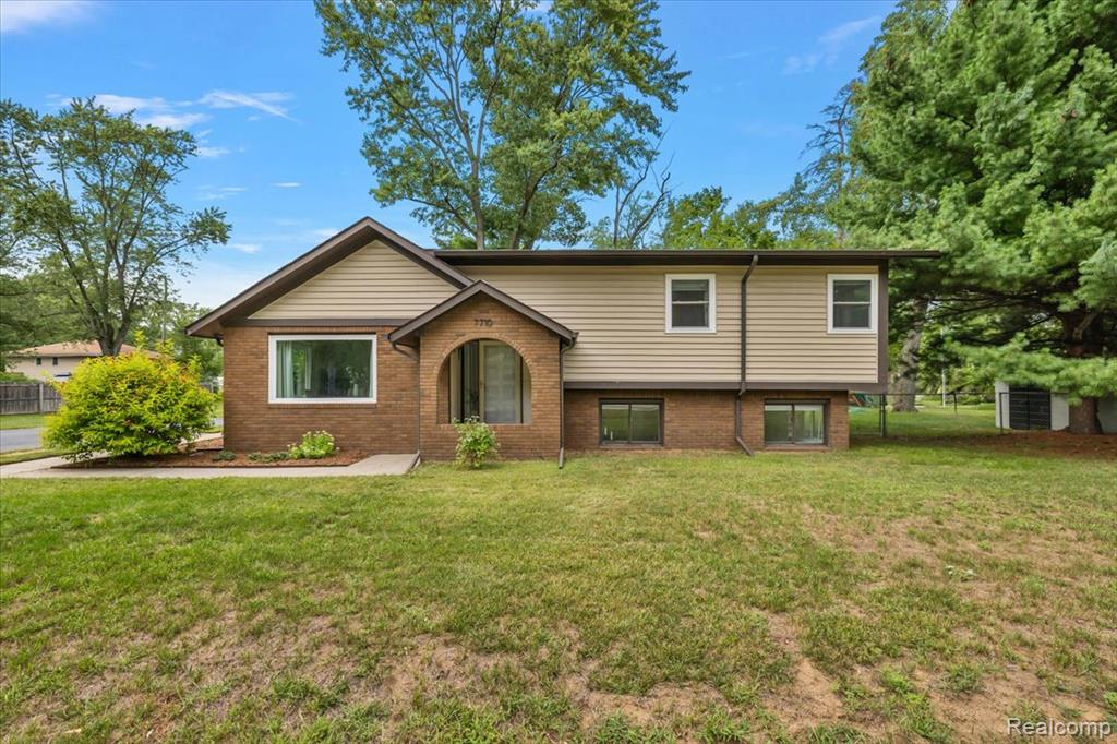 7710 Richardson Road Property Photo 2