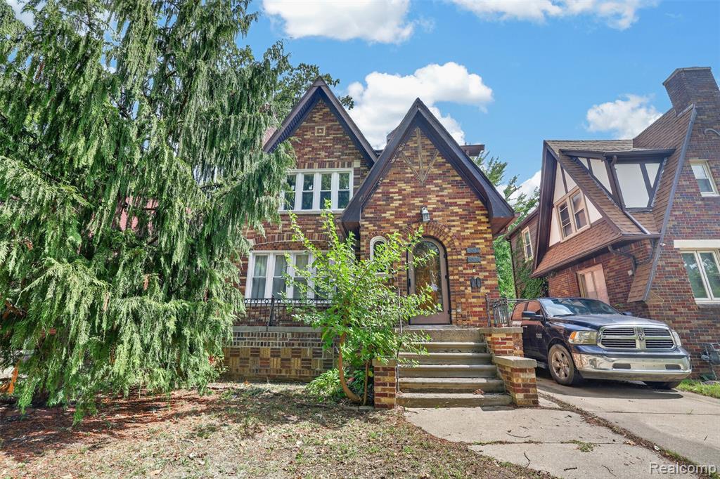 5572 Kensington Avenue Property Photo 1