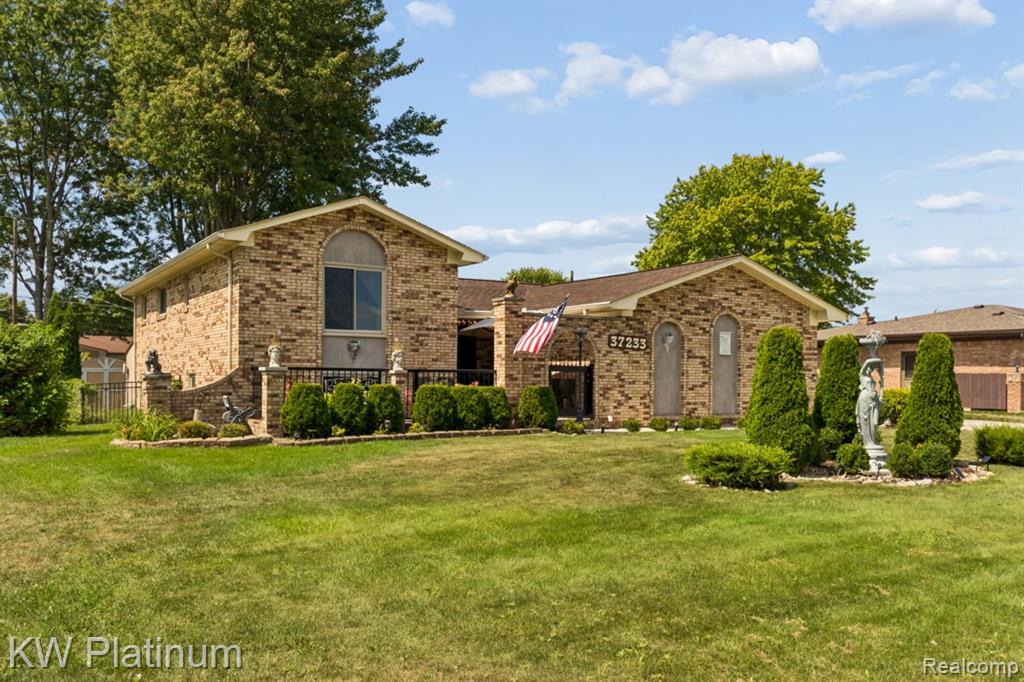 37233 Almont Drive Property Photo 2