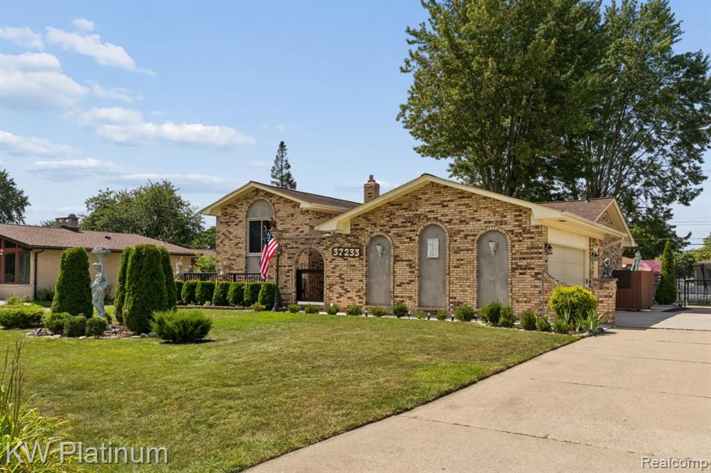 37233 Almont Drive Property Photo 3