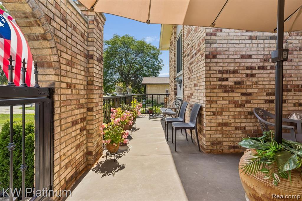 37233 Almont Drive Property Photo 6