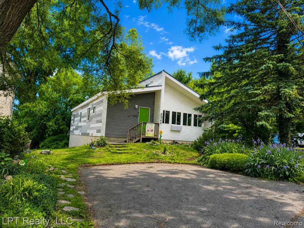 5868 Outer Drive Property Photo 1