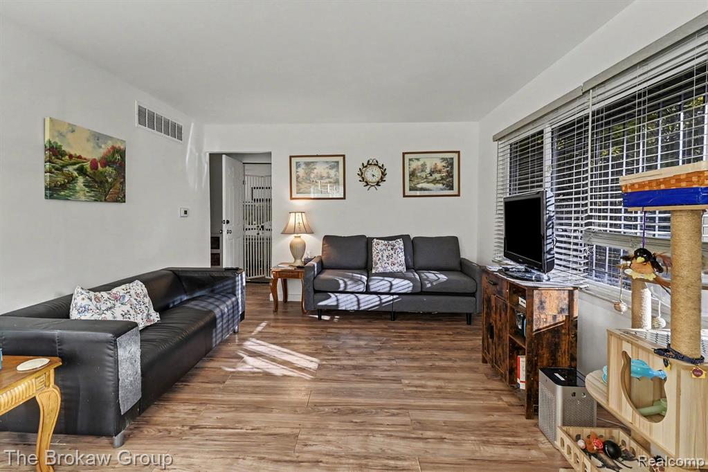 5916 Susan Street Property Photo 4
