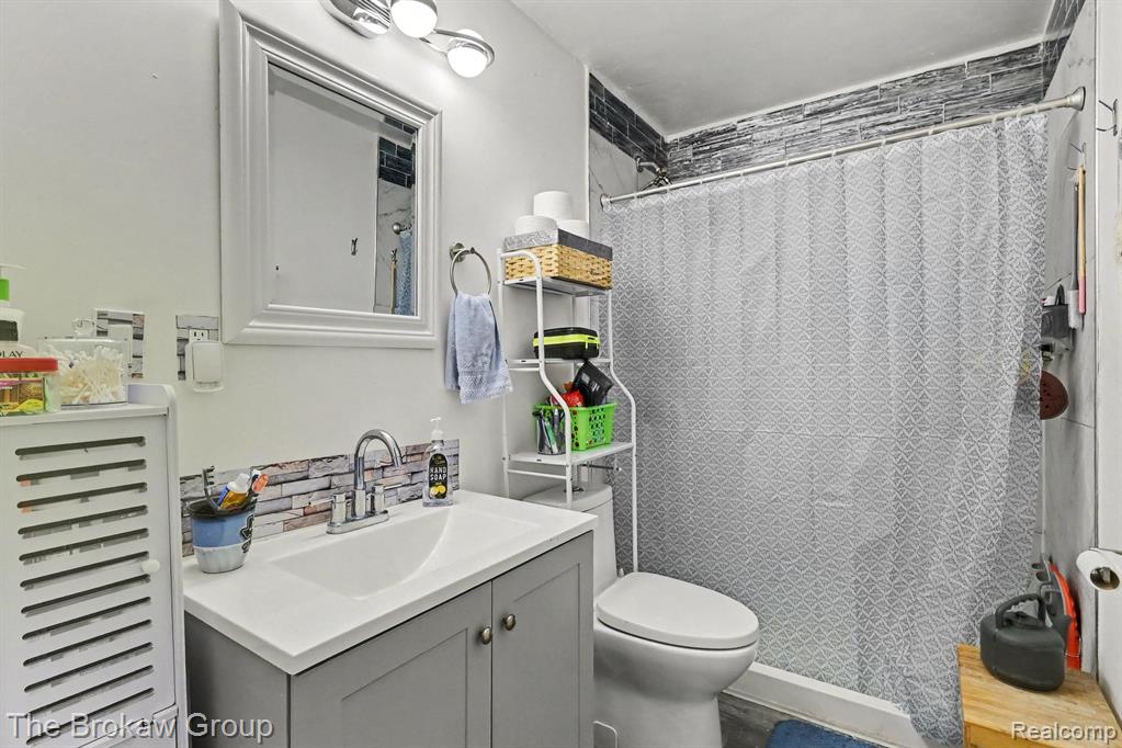 5916 Susan Street Property Photo 12