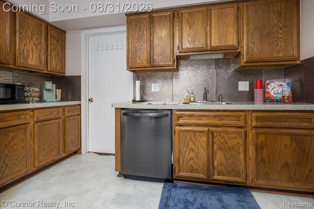 15903 Plymouth Drive Property Photo 11