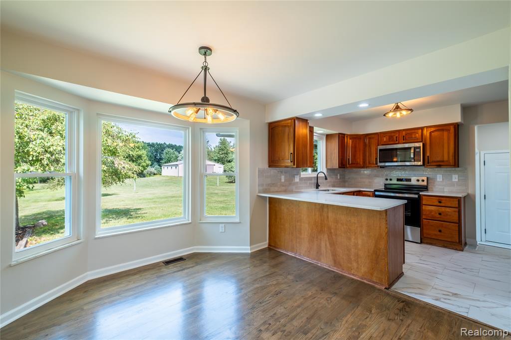 5181 Burnside Road Property Photo 4