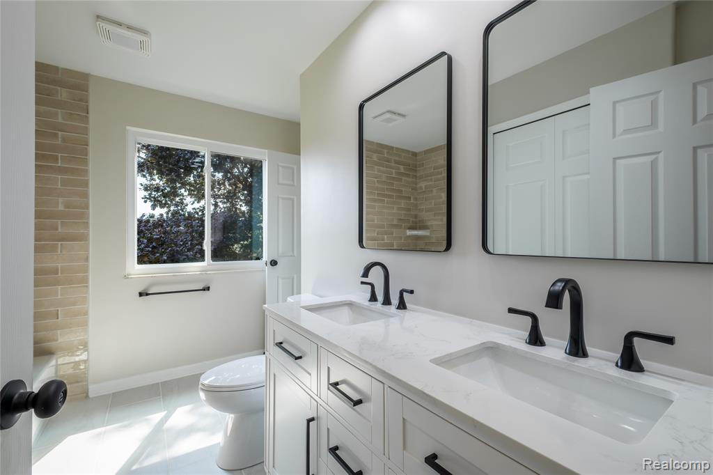 5181 Burnside Road Property Photo 8