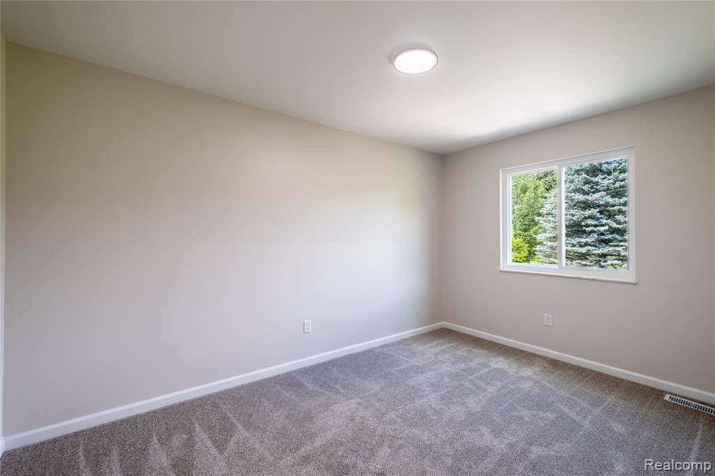 5181 Burnside Road Property Photo 12