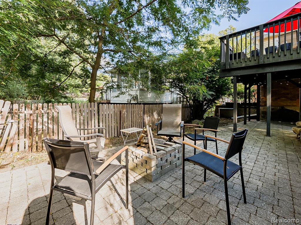 525 Langfield Street Property Photo 35