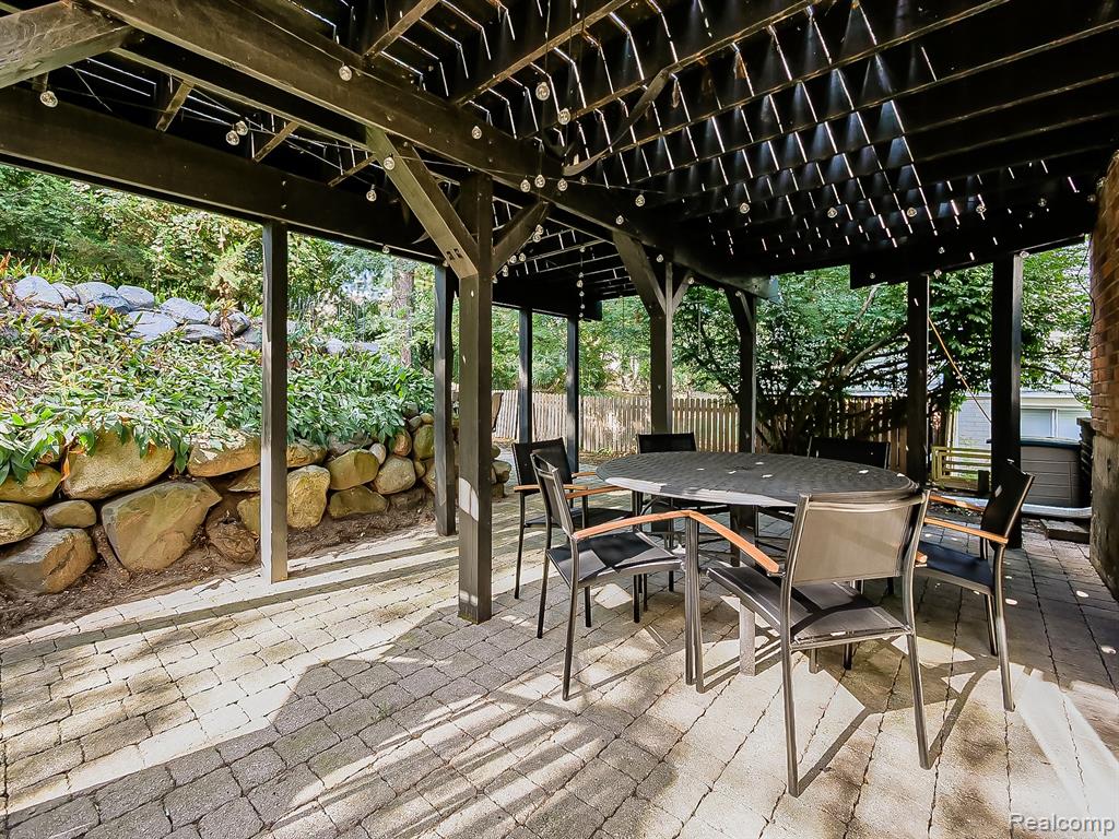 525 Langfield Street Property Photo 37
