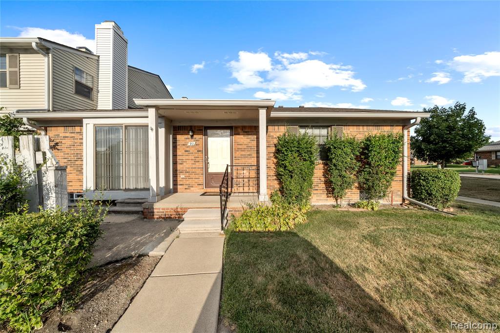 2101 VINE Way Property Photo 1