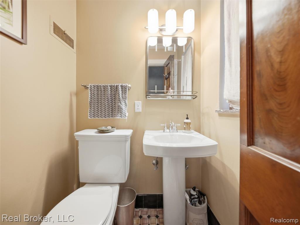 446 W Drayton Street Property Photo 23