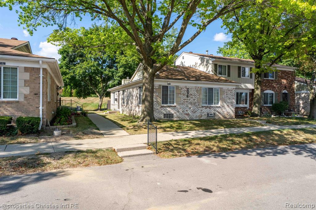2078 Parmenter Boulevard Property Photo 1