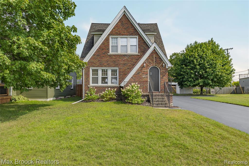 2222 Montroyal Avenue Property Photo 1