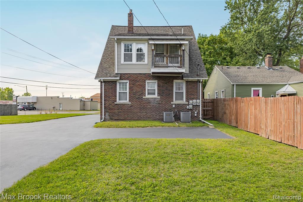 2222 Montroyal Avenue Property Photo 4
