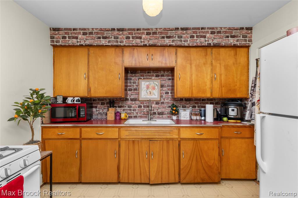 2222 Montroyal Avenue Property Photo 23