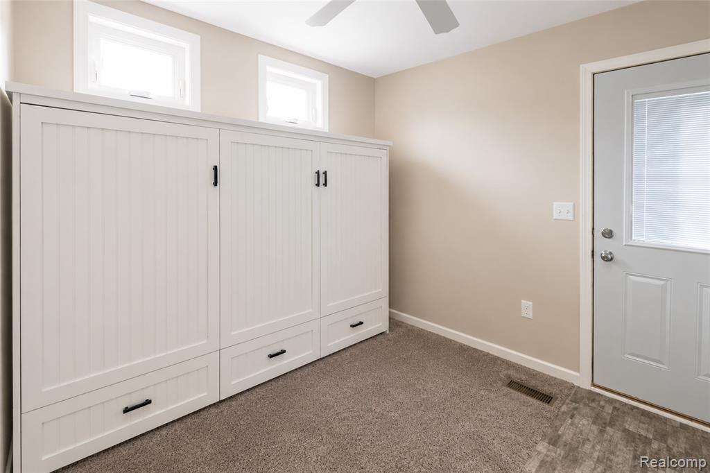 7122 Ben Franklin Drive Property Photo 8