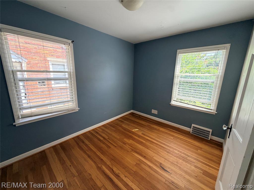23011 Oak Street Property Photo 4