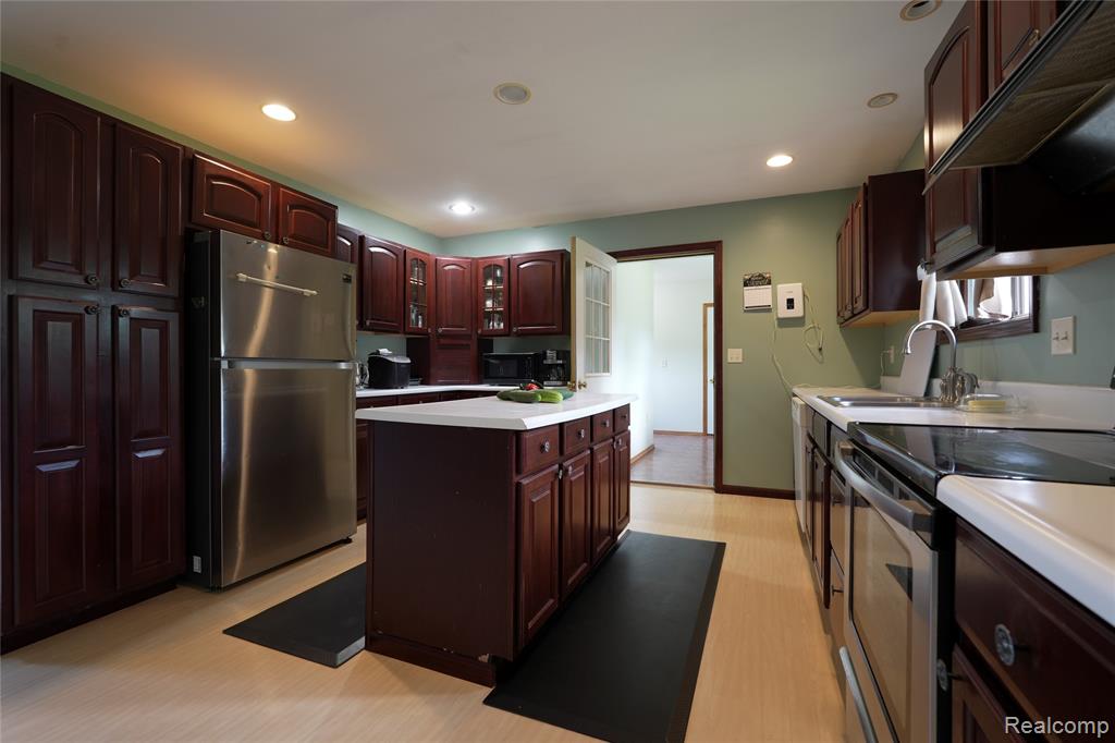 2392 Davis Road Property Photo 4